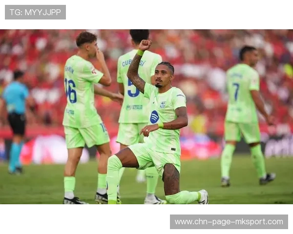 巴萨禁区左侧传中到位,拉菲尼亚横敲门前推进入网