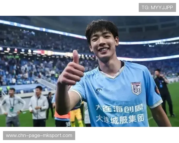 大连英博通过边线突破打开了封锁线